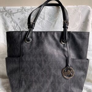 Michael Kors Jet Setter Tote  Black with open top(no closure) Michael Kors